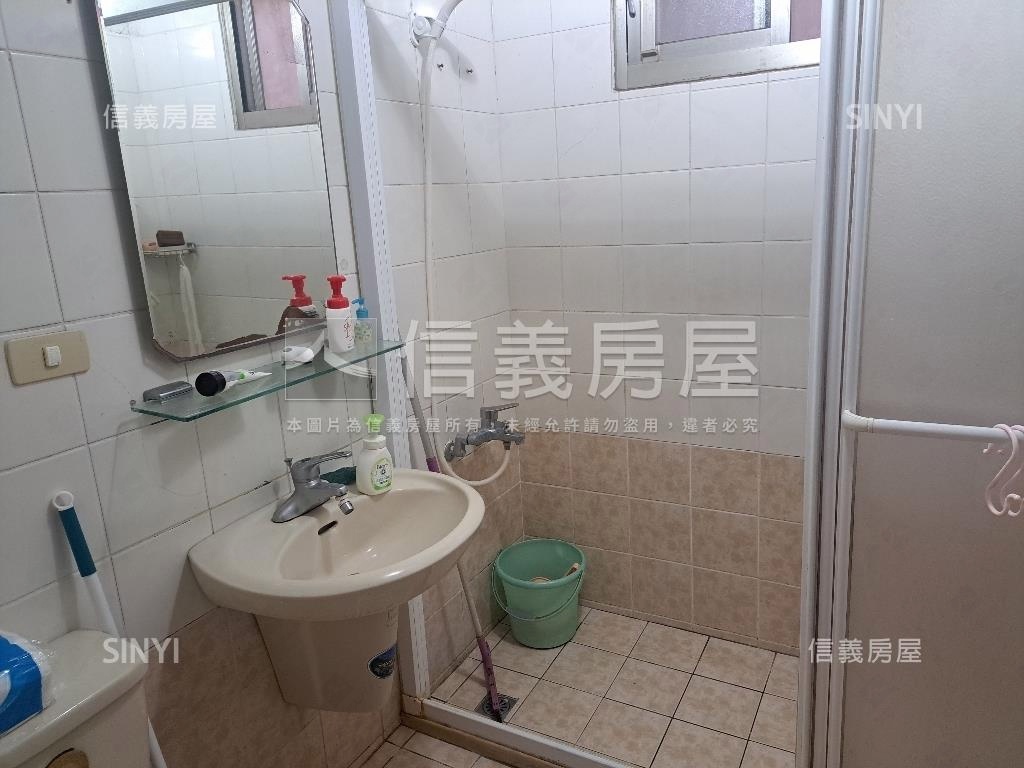 秀朗國宅３房車位房屋室內格局與周邊環境