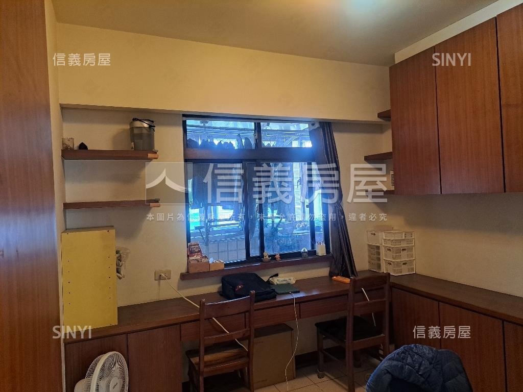 秀朗國宅３房車位房屋室內格局與周邊環境