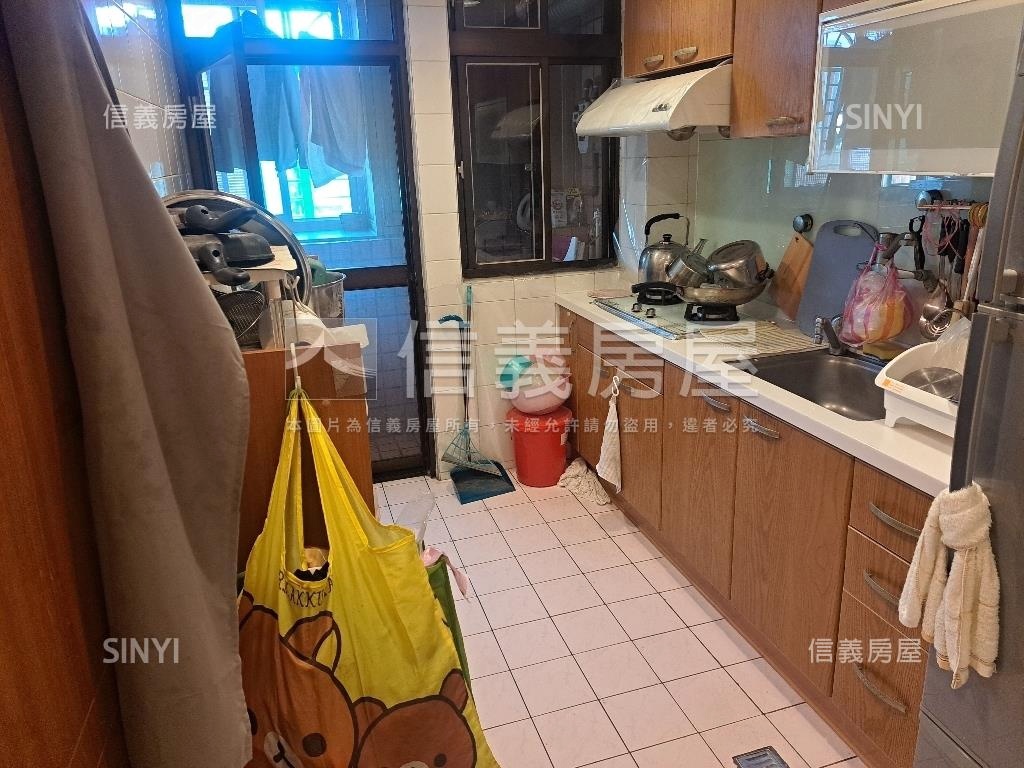 秀朗國宅３房車位房屋室內格局與周邊環境