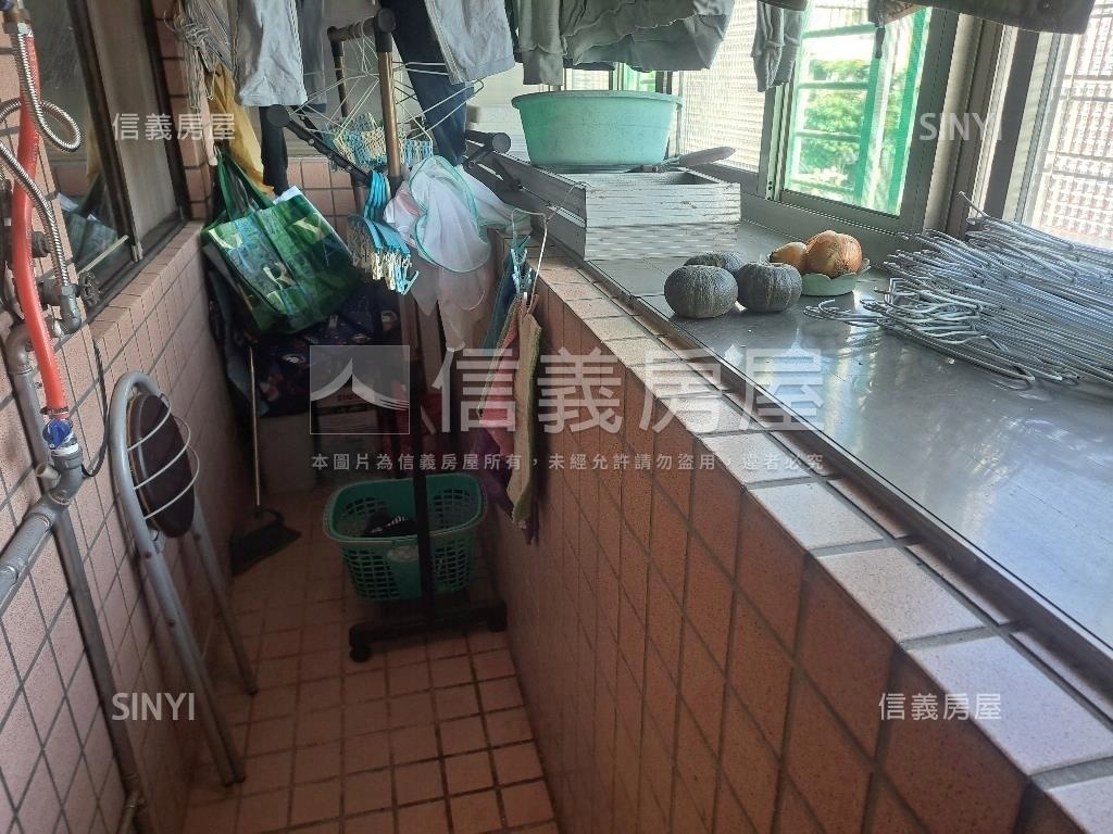 秀朗國宅３房車位房屋室內格局與周邊環境