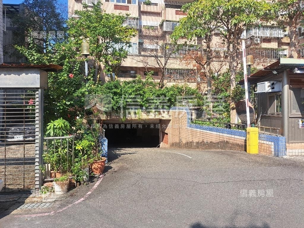 秀朗國宅３房車位房屋室內格局與周邊環境