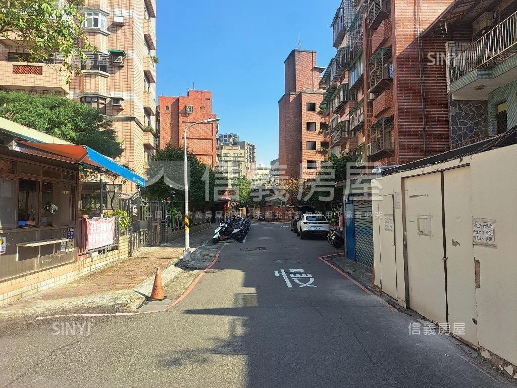 秀朗國宅３房車位房屋室內格局與周邊環境