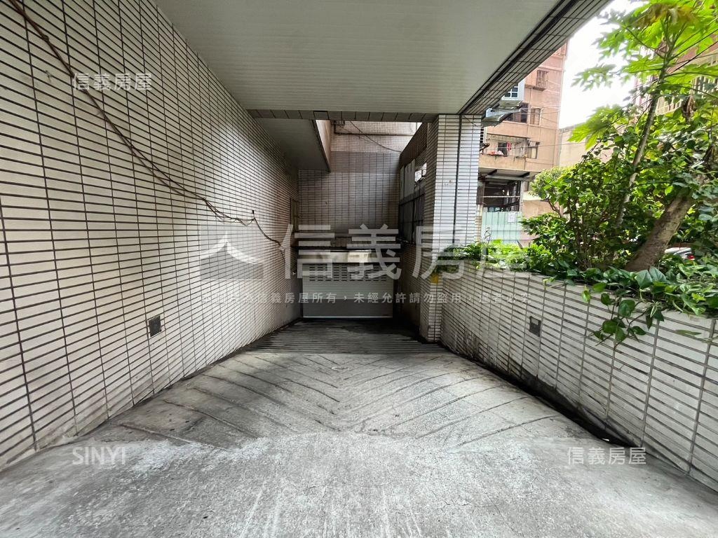近中和捷運坡平車位房屋室內格局與周邊環境