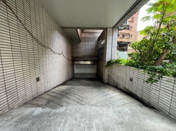 馬年近中和捷運坡平車位