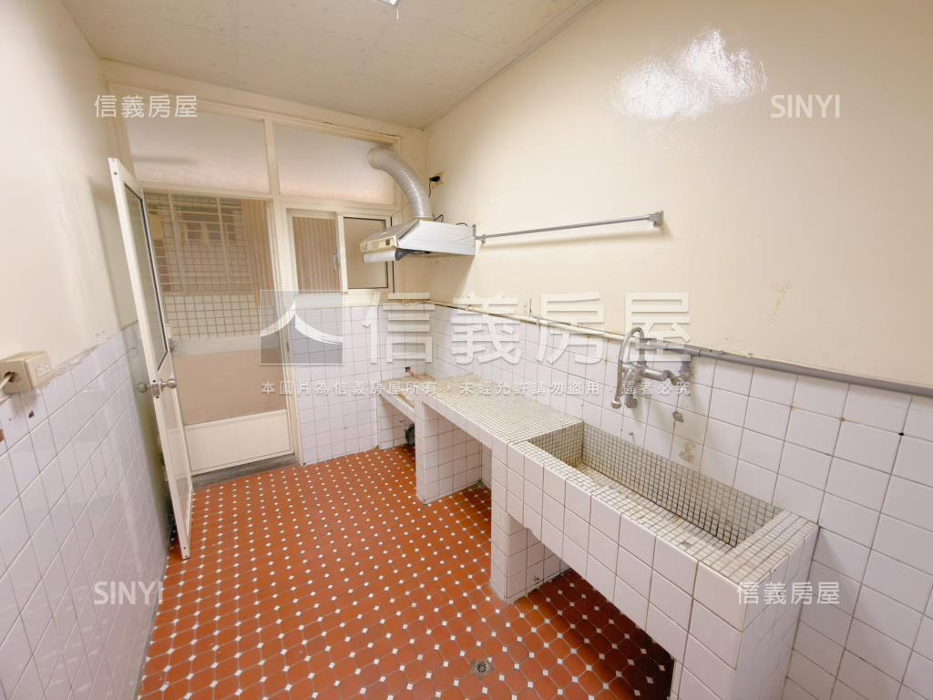 近四號公園黃金三樓房屋室內格局與周邊環境