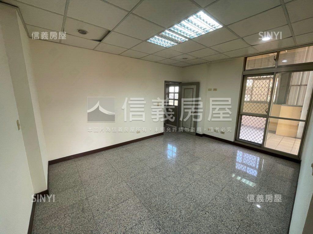 家樂福旁熱鬧吃市獨棟店面房屋室內格局與周邊環境