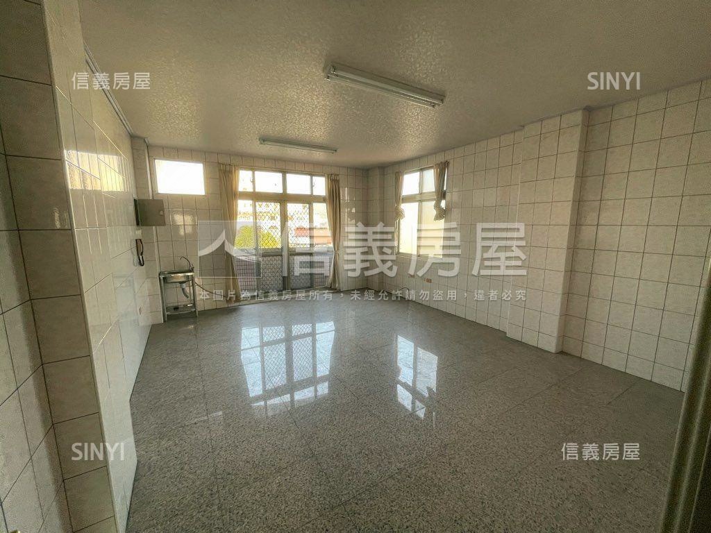 家樂福旁熱鬧吃市獨棟店面房屋室內格局與周邊環境