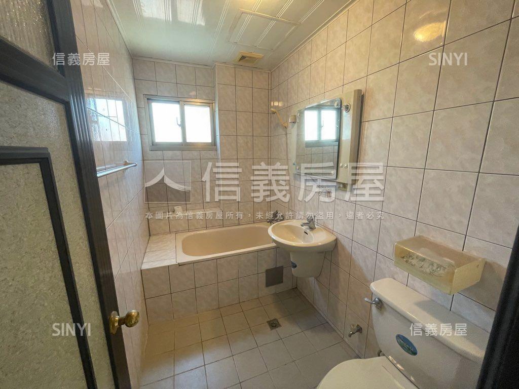 家樂福旁熱鬧吃市獨棟店面房屋室內格局與周邊環境