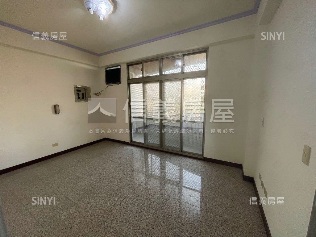 家樂福旁熱鬧吃市獨棟店面房屋室內格局與周邊環境