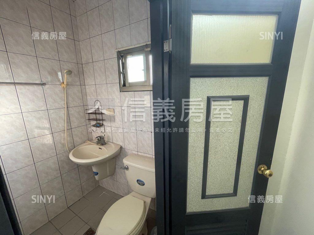 家樂福旁熱鬧吃市獨棟店面房屋室內格局與周邊環境