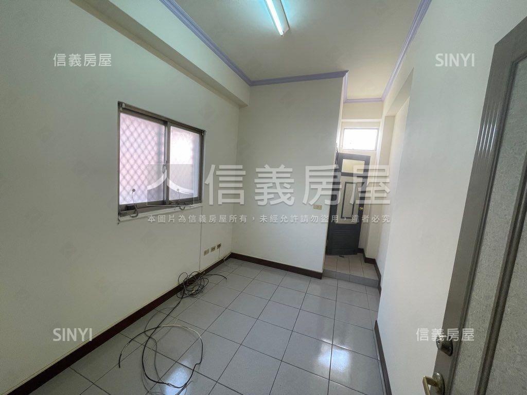 家樂福旁熱鬧吃市獨棟店面房屋室內格局與周邊環境