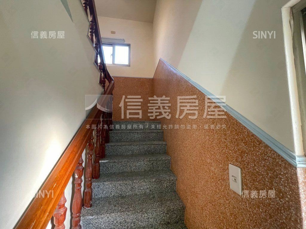 家樂福旁熱鬧吃市獨棟店面房屋室內格局與周邊環境