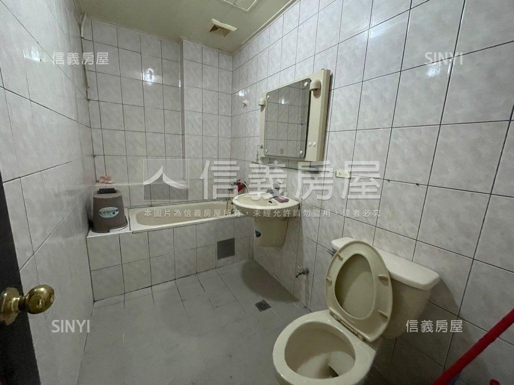 家樂福旁熱鬧吃市獨棟店面房屋室內格局與周邊環境