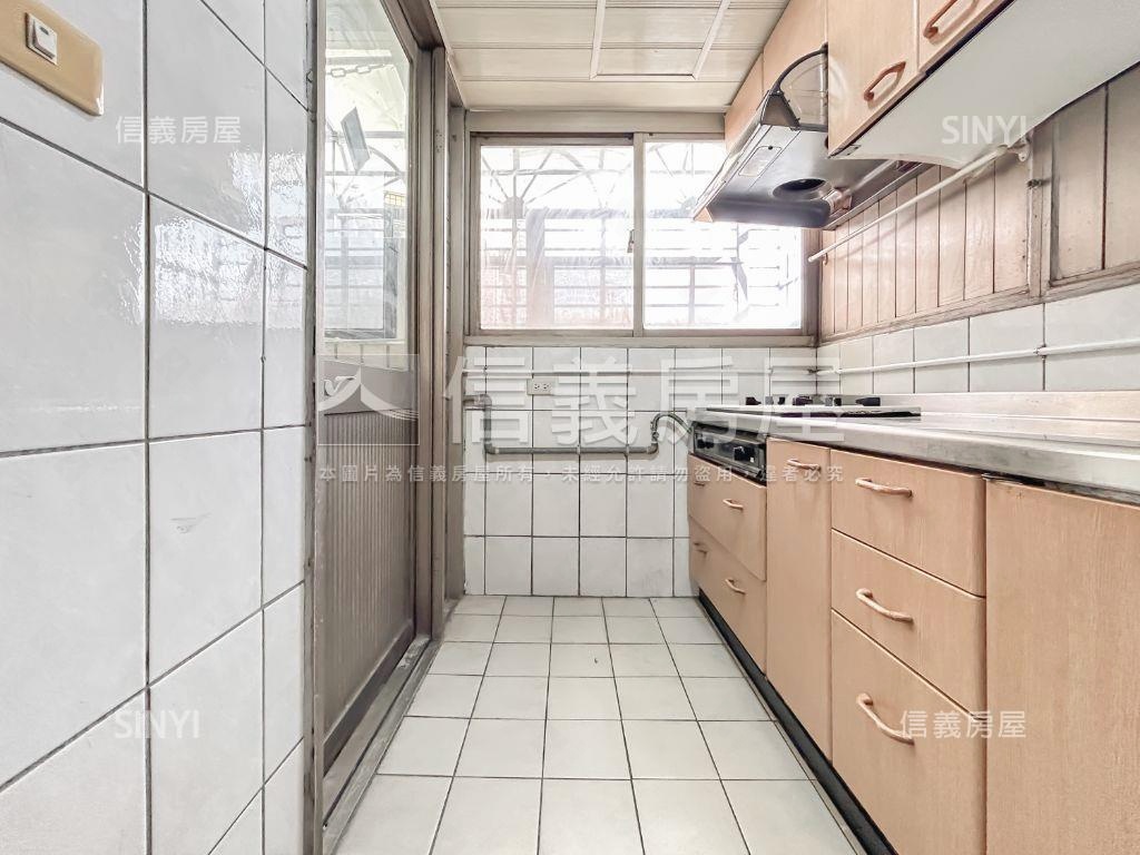 捷運市場機能棒棒三房車位房屋室內格局與周邊環境