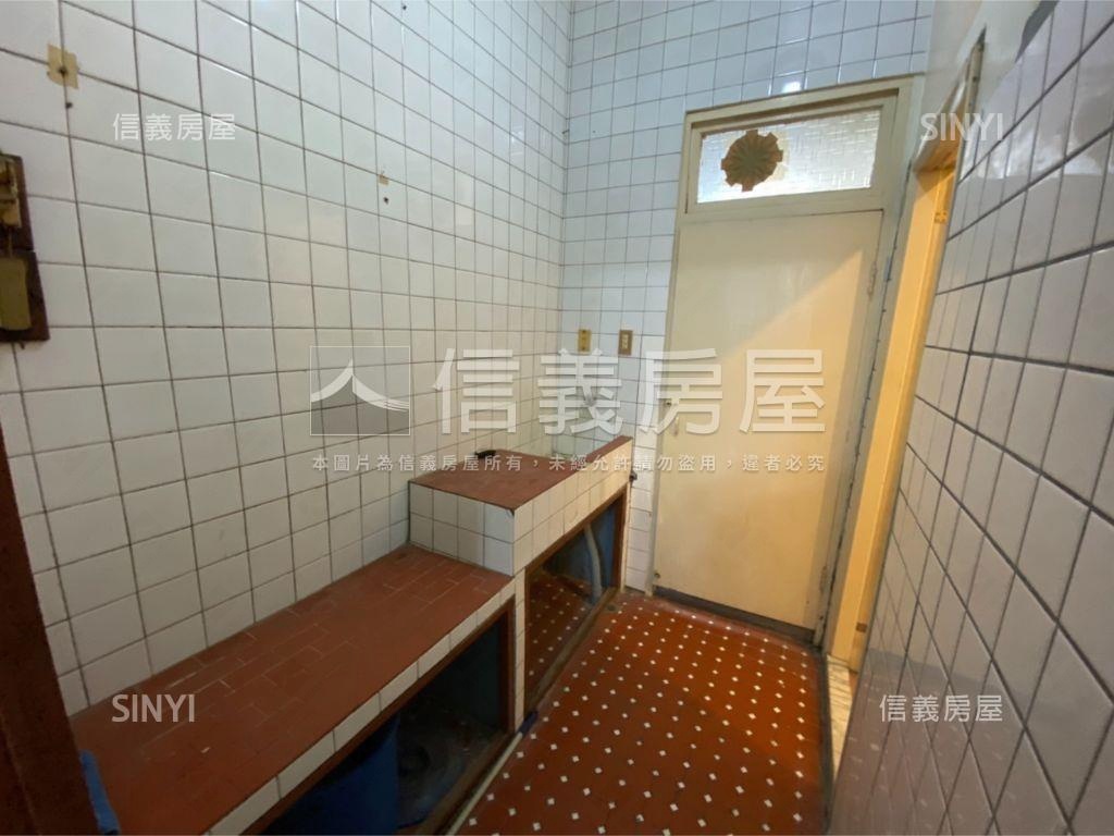 新泰國小低總公寓三樓房屋室內格局與周邊環境