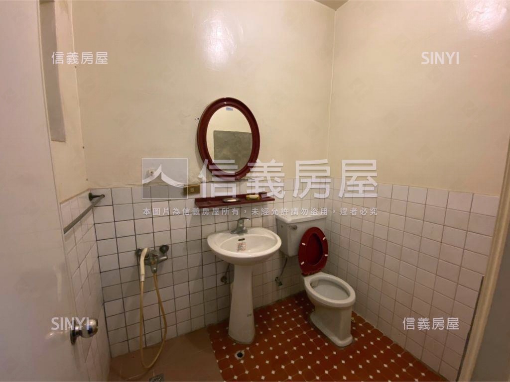 新泰國小低總公寓三樓房屋室內格局與周邊環境