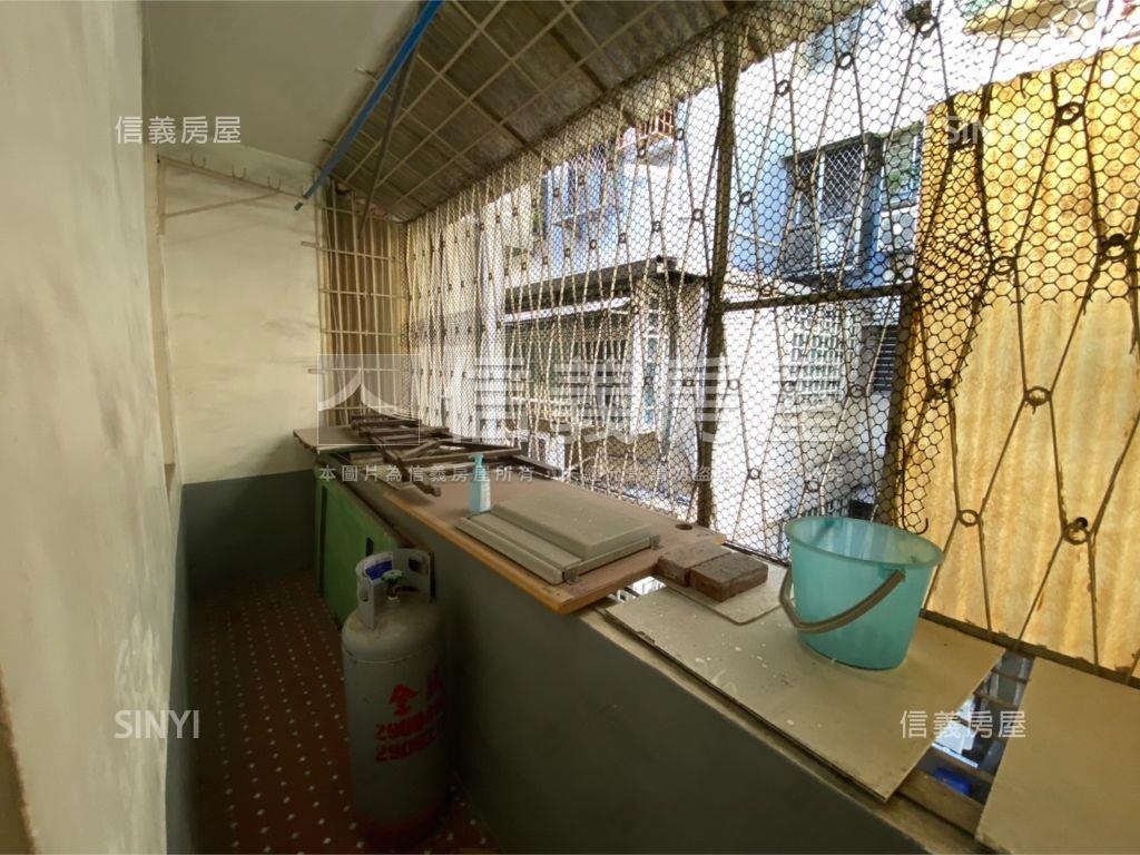 新泰國小低總公寓三樓房屋室內格局與周邊環境