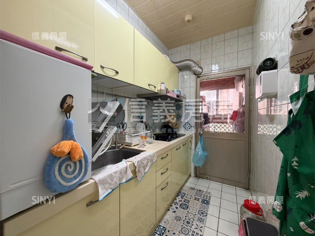 宏總新中國三房車位房屋室內格局與周邊環境