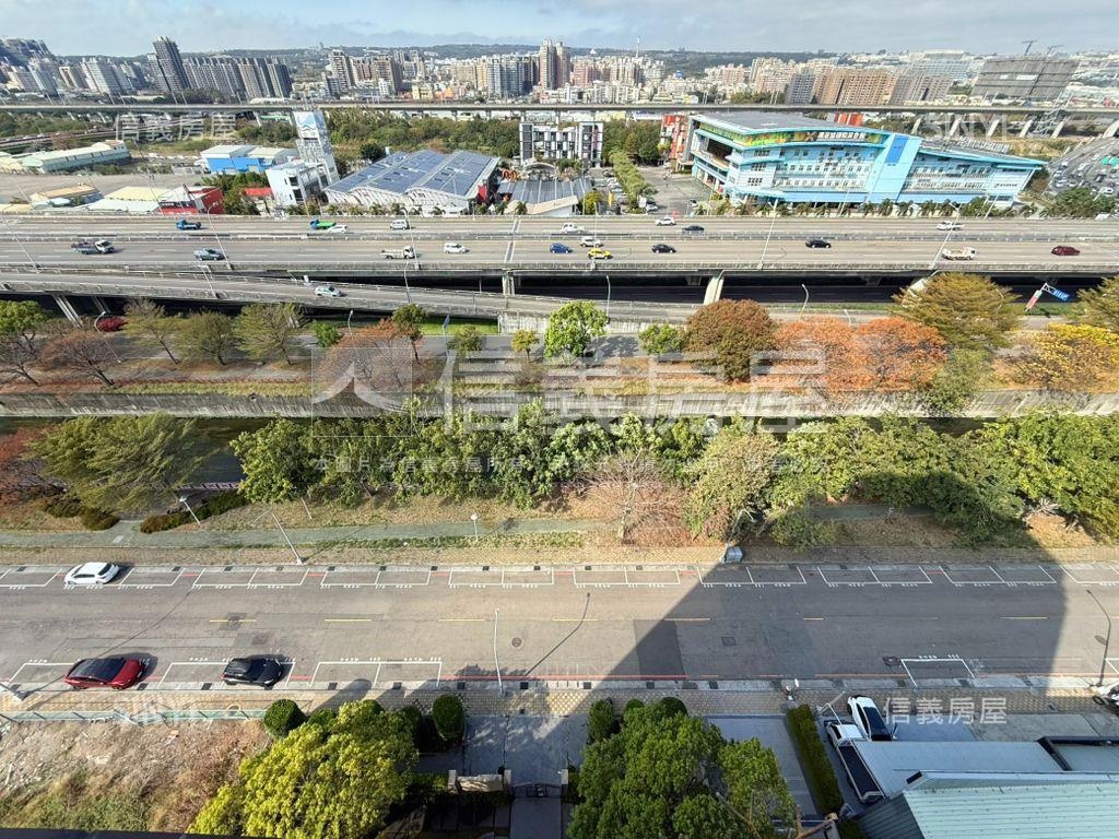 全新次頂樓視野三房雙平車房屋室內格局與周邊環境