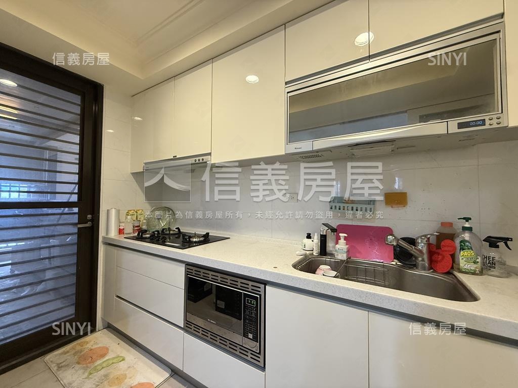 專任艾菲爾美裝三房車位房屋室內格局與周邊環境