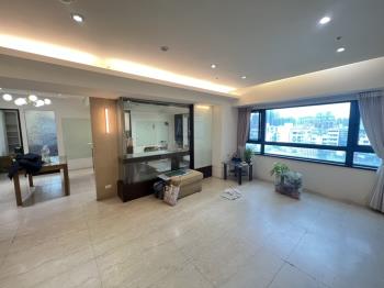 藝文巴黎富邑四房車位