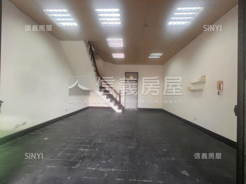 高雄大學前路後路透天店面房屋室內格局與周邊環境