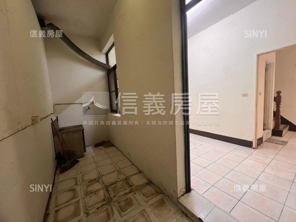 高雄大學前路後路透天店面房屋室內格局與周邊環境