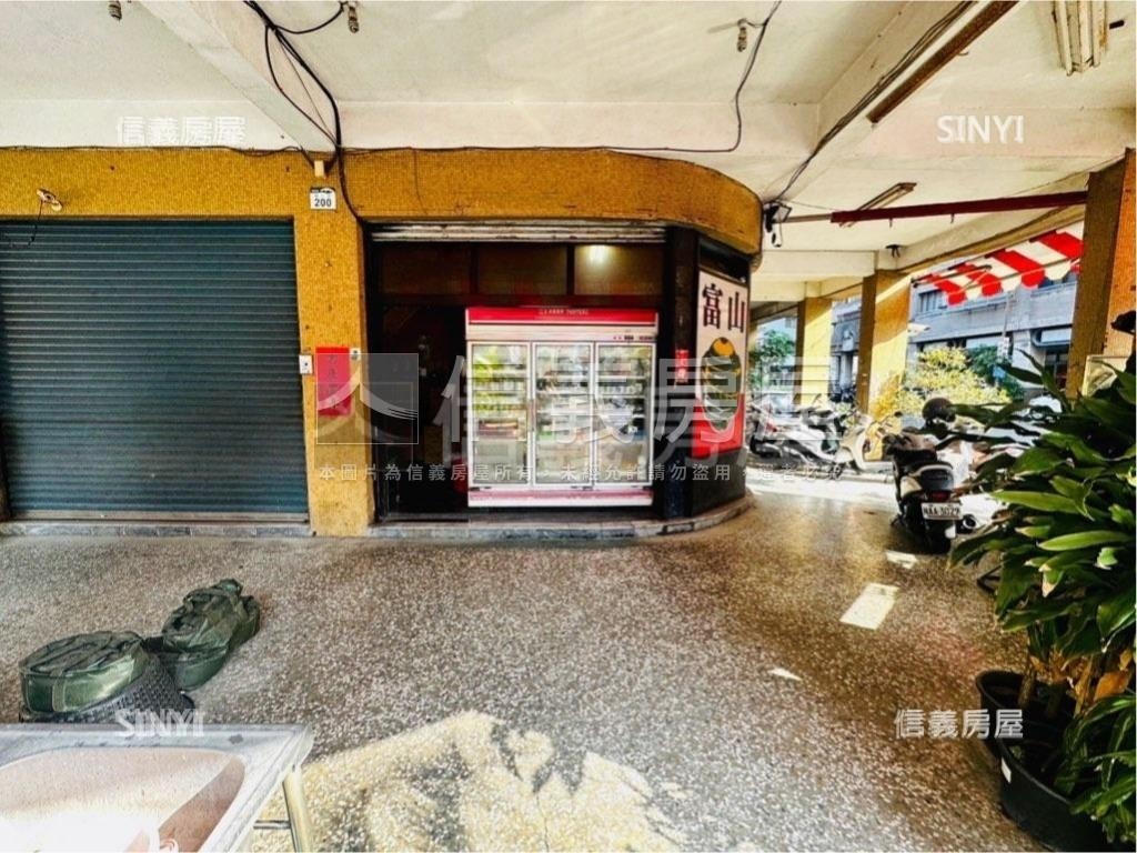 三角窗金店面。適合各行業房屋室內格局與周邊環境