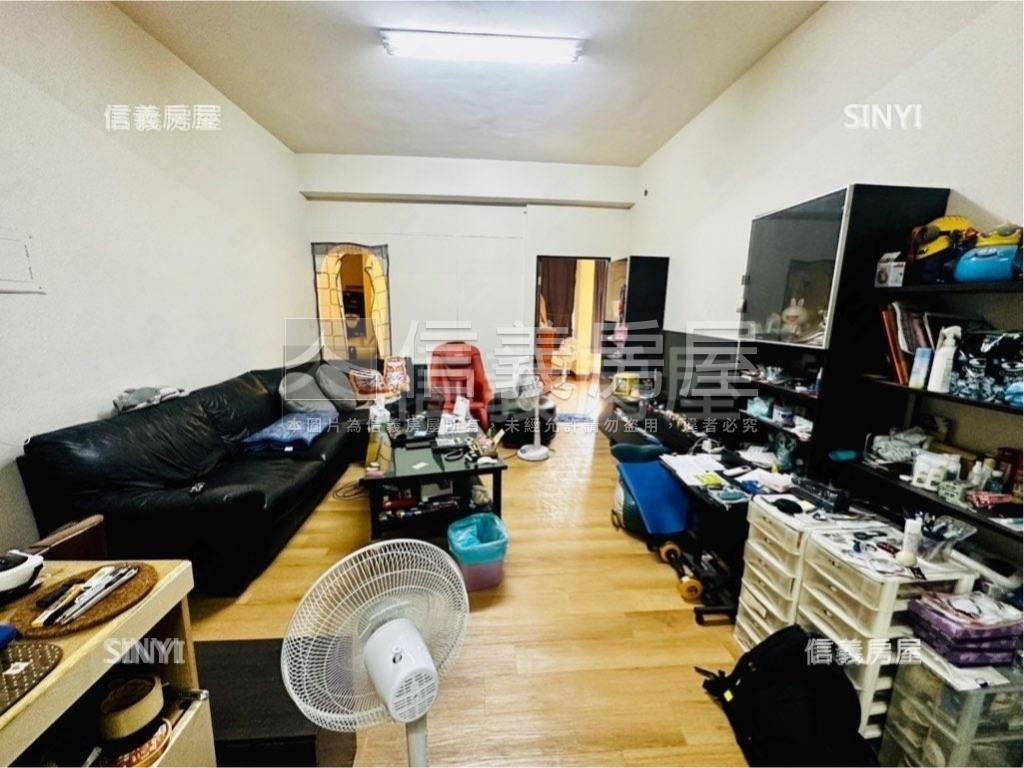 三角窗金店面。適合各行業房屋室內格局與周邊環境