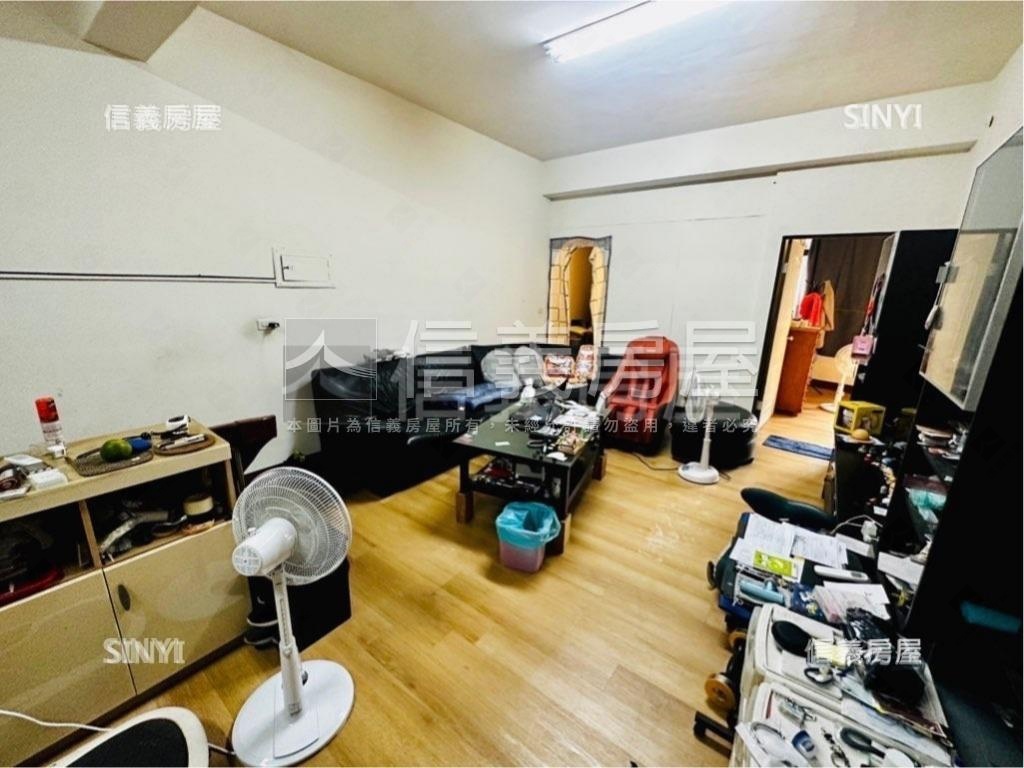 三角窗金店面。適合各行業房屋室內格局與周邊環境