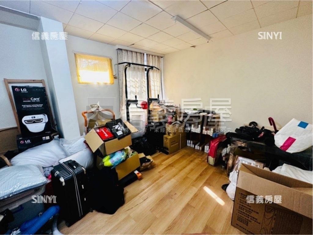 三角窗金店面。適合各行業房屋室內格局與周邊環境