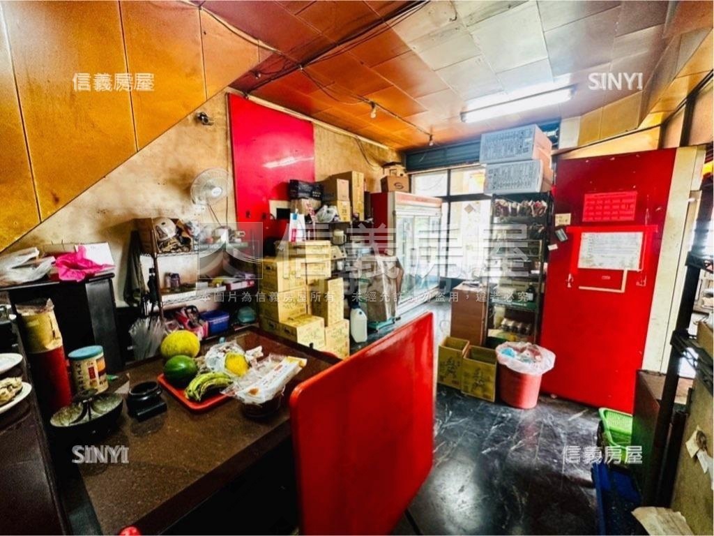 三角窗金店面。適合各行業房屋室內格局與周邊環境