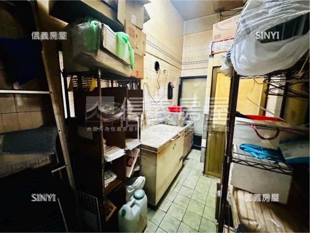 三角窗金店面。適合各行業房屋室內格局與周邊環境