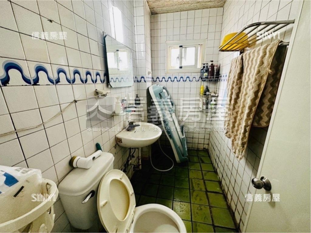 三角窗金店面。適合各行業房屋室內格局與周邊環境