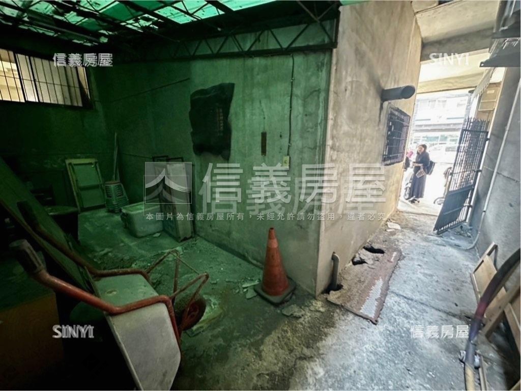 三角窗金店面。適合各行業房屋室內格局與周邊環境