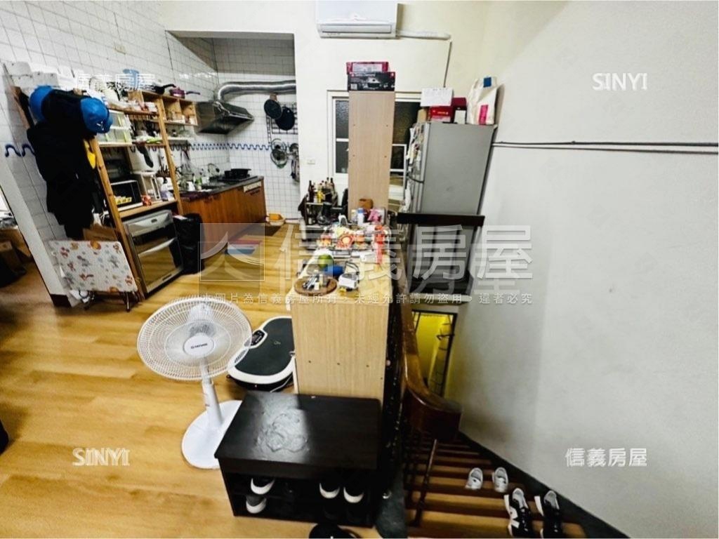 三角窗金店面。適合各行業房屋室內格局與周邊環境