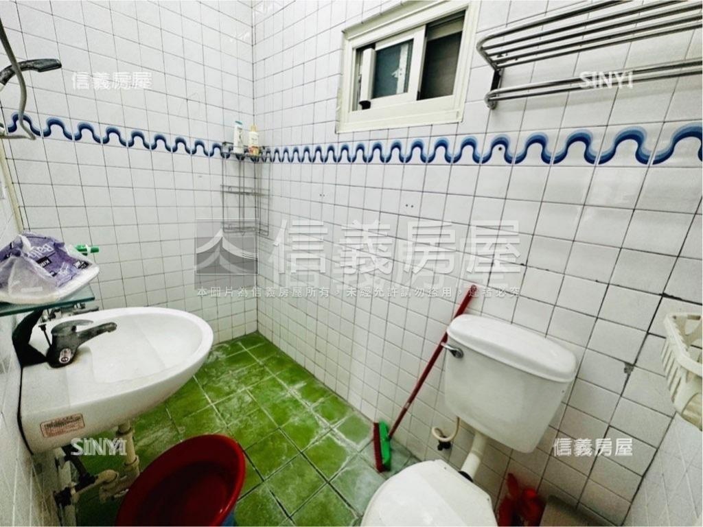 三角窗金店面。適合各行業房屋室內格局與周邊環境