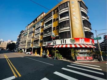 賀。三角窗金店面