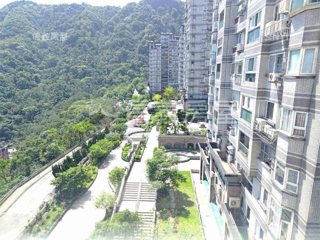 達觀Ａ２四房車位房屋室內格局與周邊環境