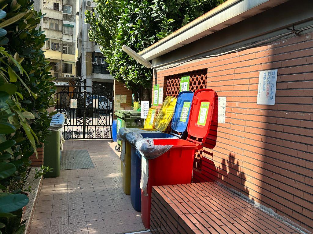 中國醫商圈文武百市美樓店房屋室內格局與周邊環境