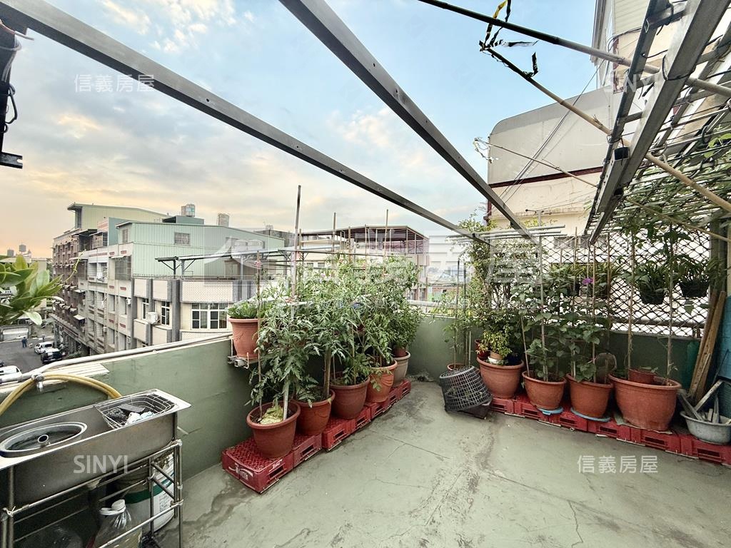 小港機場捷運邊間傳世金店房屋室內格局與周邊環境