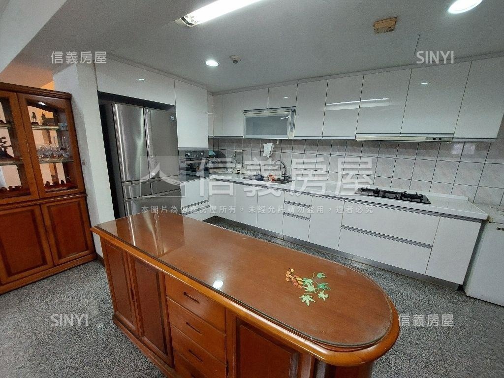 西區頂樓採光大四房兩車位房屋室內格局與周邊環境