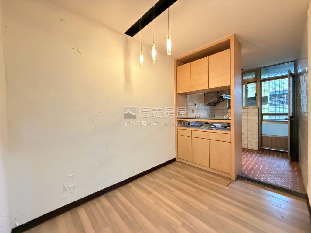 近板橋邊間三房房屋室內格局與周邊環境