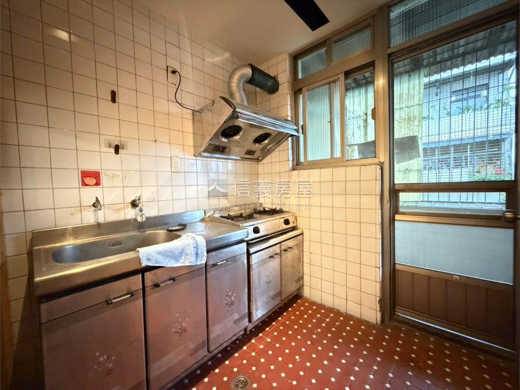 近板橋邊間三房房屋室內格局與周邊環境