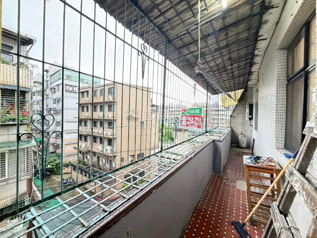 近板橋邊間三房房屋室內格局與周邊環境