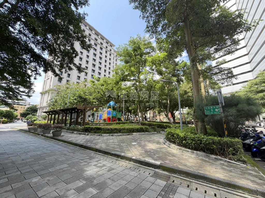 計劃區捷運公園首席房屋室內格局與周邊環境