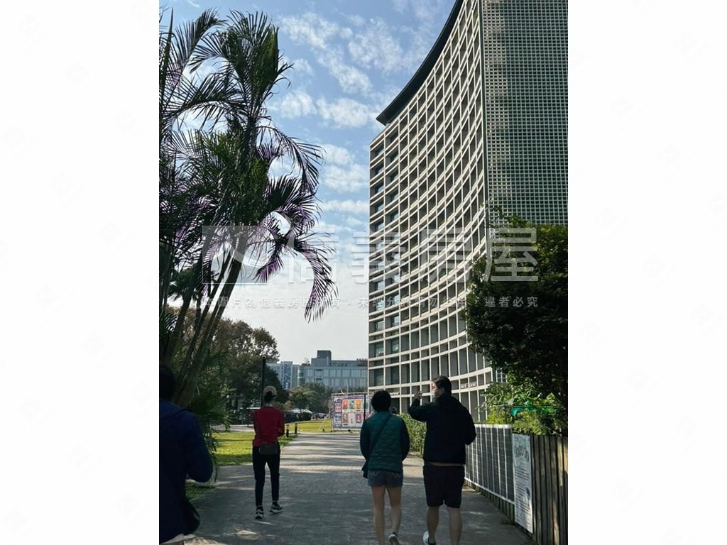 大巨蛋三角窗店面房屋室內格局與周邊環境