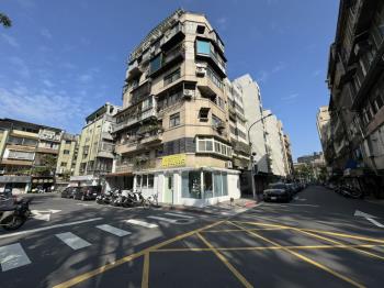 大巨蛋三角窗店面