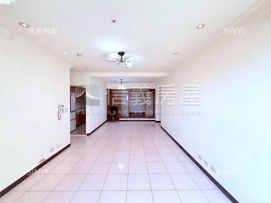 國泰英倫皇家三房車位房屋室內格局與周邊環境