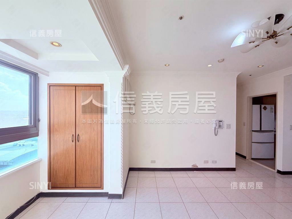 國泰英倫皇家三房車位房屋室內格局與周邊環境